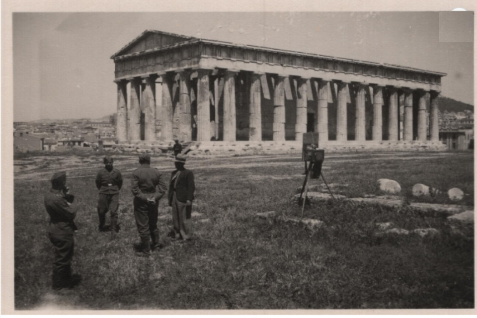 Î£Ï„ÏÎ±Ï„Î¹ÏŽÏ„ÎµÏ‚ Î¼Îµ Ï€Î»Î±Î½ÏŒÎ´Î¹Î¿ Ï†Ï‰Ï„Î¿Î³ÏÎ¬Ï†Î¿ ÏƒÏ„Î¿ Î˜Î·ÏƒÎµÎ¯Î¿ (ÎÎ±ÏŒ Ï„Î¿Ï… Î—Ï†Î±Î¯ÏƒÏ„Î¿Ï…) - Î•Î¹ÎºÏŒÎ½Î± 3